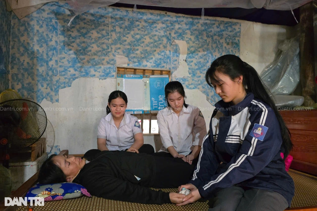 Mẹ góa mắc bệnh máu ác tính: "Bố các cháu không còn, xin rủ lòng thương!"